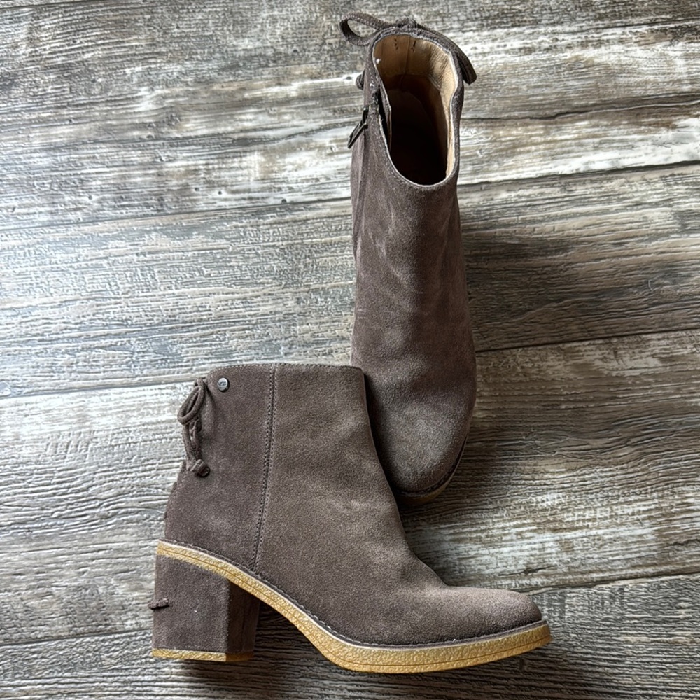 UGG Women Beautiful Brown Ankle Boots Wooden Heel, Size 6